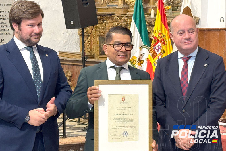 La Policía Local de Antequera entrega reconocimientos a oficiales y civiles en celebración del día de su patrón
