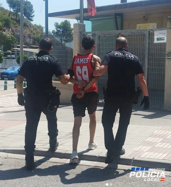 La Policía Local de Tavernes detiene a un hombre de 33 años por el robo de varios móviles a bañistas