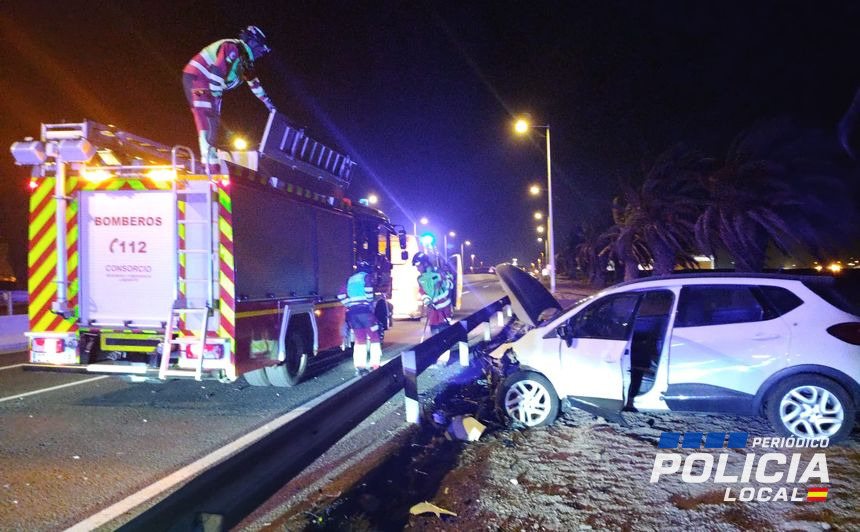 La Policía Local de Arrecife asegura la zona tras salirse un vehículo de la LZ-2