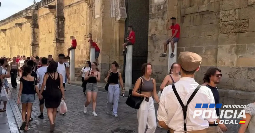 La Policía Local de Córdoba identifica a cuatro jóvenes por actos vandálicos en la Mezquita