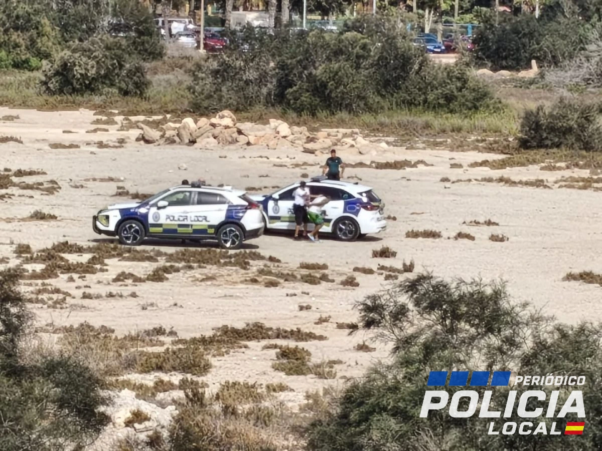 Intenta Atropellar A Un Policía Local Con Un Coche Robado En Almerimar Y Le Acaban Incautando Una Katana -