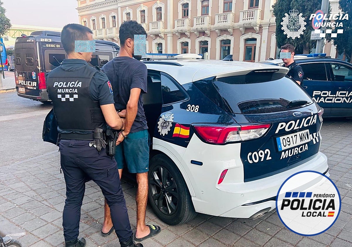 La Policía Local de Murcia detiene a dos hombres por robar en un restaurante de Centrofama