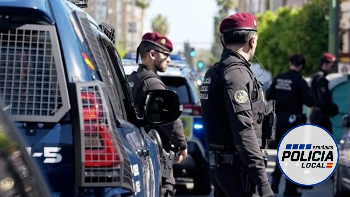 La Policía Local de Sevilla detiene en Torreblanca a un hombre con dos cuchillos, un hacha y un pico en una moto