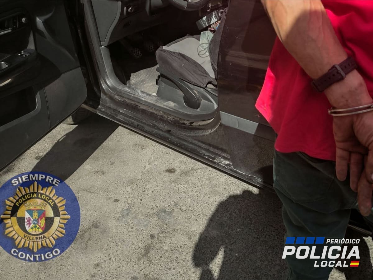 La Policía Local detiene a un varón sorprendido robando en el interior de un turismo en Villena