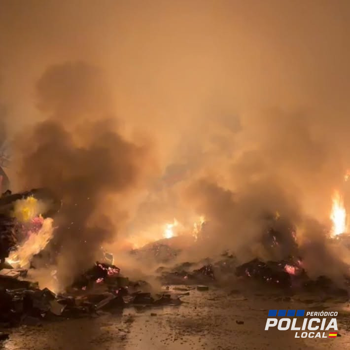 La Policía Local contiene un incendio en una empresa de residuos de Villalobón