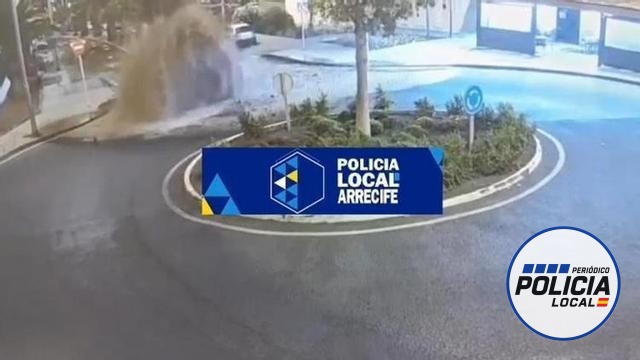 La Policía Local de Arrecife graba el géiser de aguas fecales que obligó a cortar la calle Tajaraste