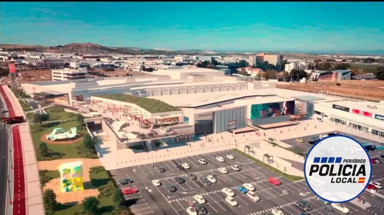 Un conductor se da a la fuga tras atropellar a una mujer en el parque comercial Jaén Plaza