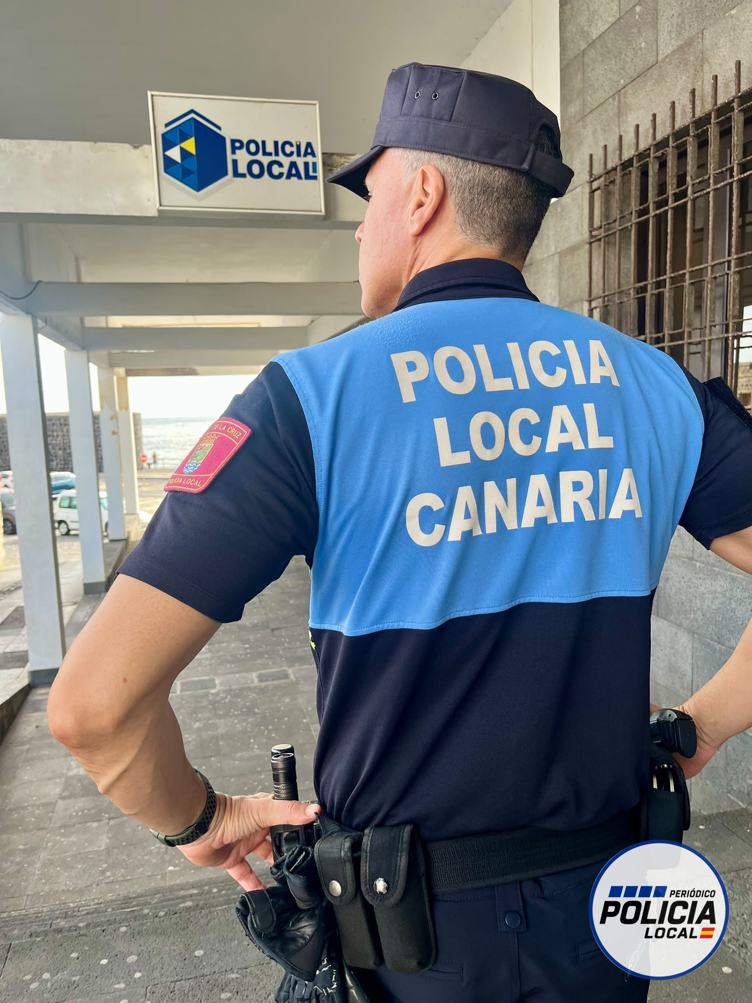 La Policía Local de Puerto de la Cruz evita que una persona se precipite desde la cubierta de la Casa Iriarte