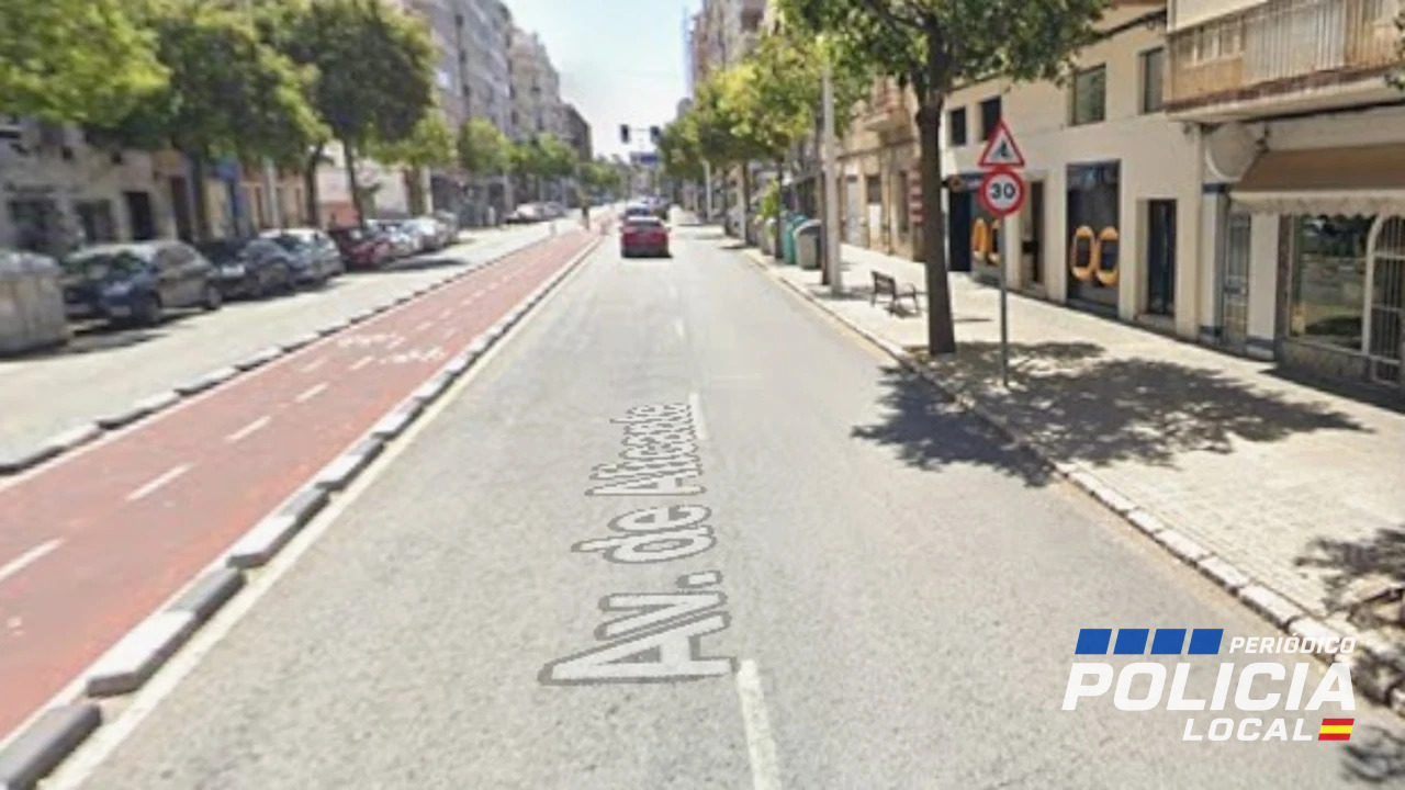 Elche: Un agente de la Policía Local resulta atendido por inhalación de humo en un incendio de una vivienda de la avenida de Alicante
