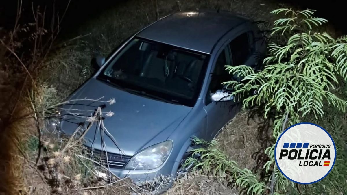Un vehículo aparece en una acequia de Cuenca durante la madrugada y la Policía Local investiga lo ocurrido