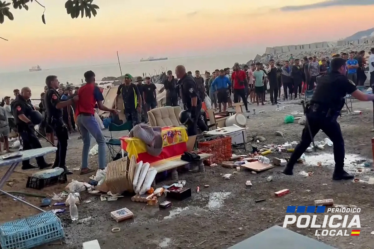 La Policía Local de Ceuta retira puestos de venta ambulante ilegales instalados por los migrantes