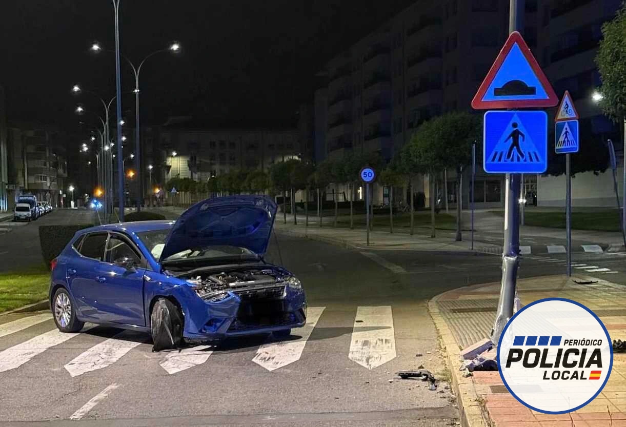 Un conductor da positivo en alcoholemia tras chocar con una farola en León capital