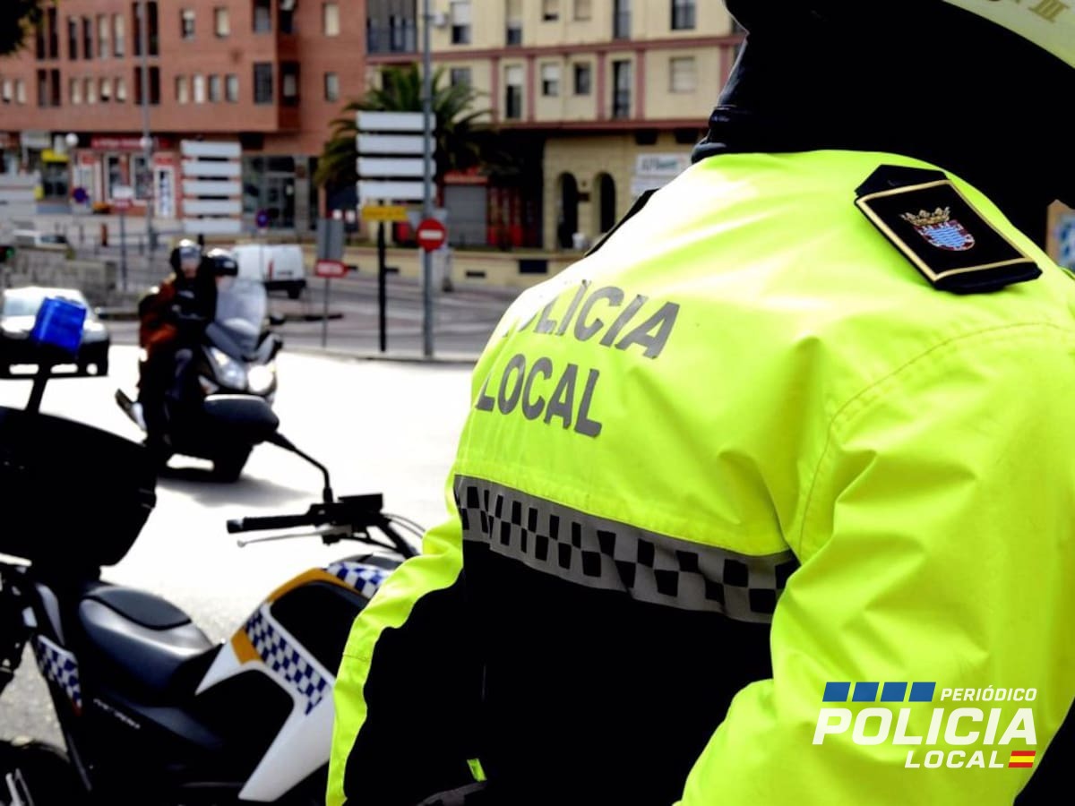 La Policía Local denuncia al conductor de una moto de cross por circular por el sendero peatonal de la Laguna de Torrox y...