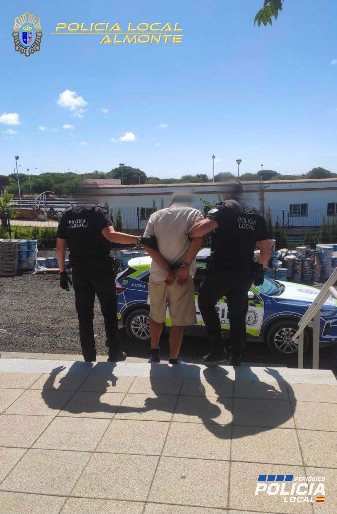 La Policía Local de Almonte detiene a un individuo en Matalascañas tras un incidente en un establecimiento