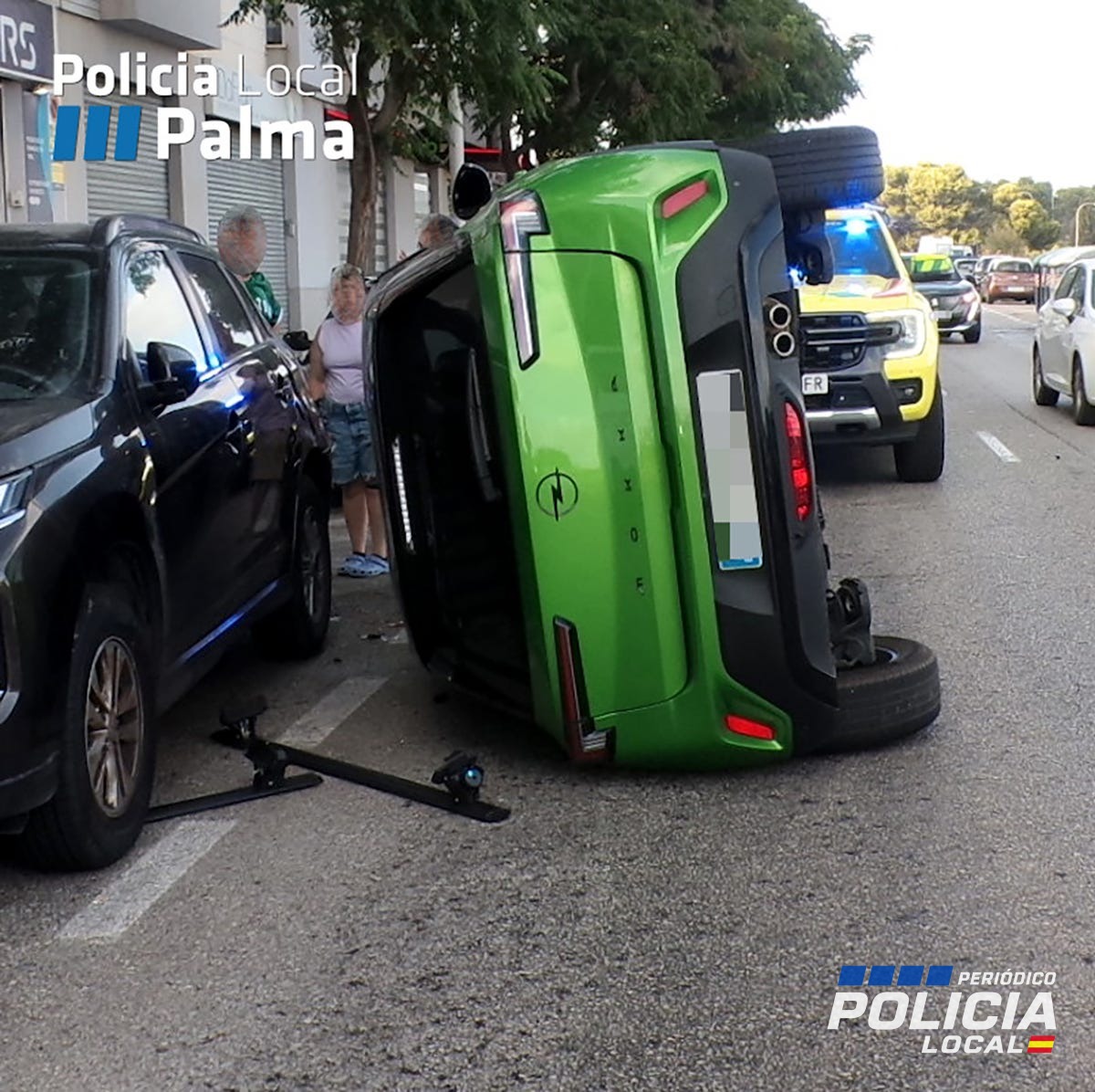 Un Opel Mokka vuelca en la calle Darwin de Palma tras una serie de impactos
