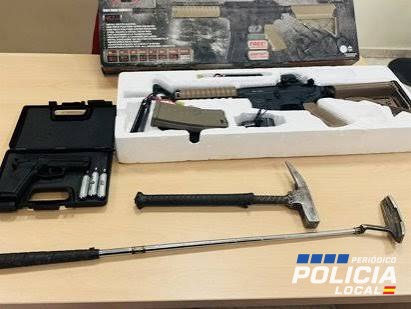 La Policía Local de Córdoba requisa dos armas de fuego simuladas y una katana en varios controles