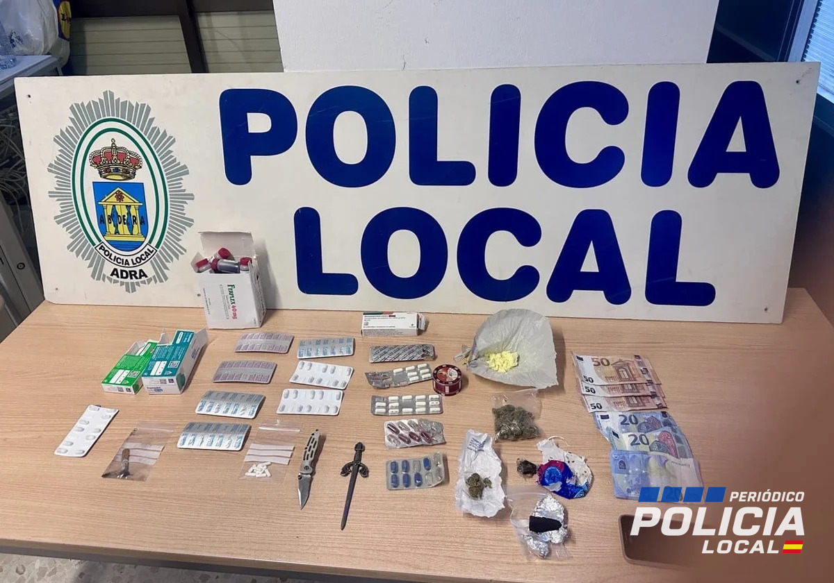 La Policía Local de Adra detiene a dos personas reclamadas por la Justicia tras localizarles drogas y billetes falsos