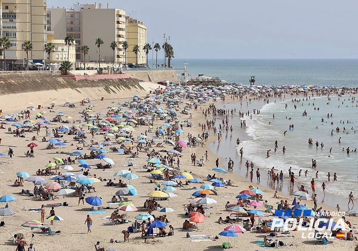 La Policía Local disuelve una concentración de jóvenes en la playa de Santa María por molestias a los vecinos