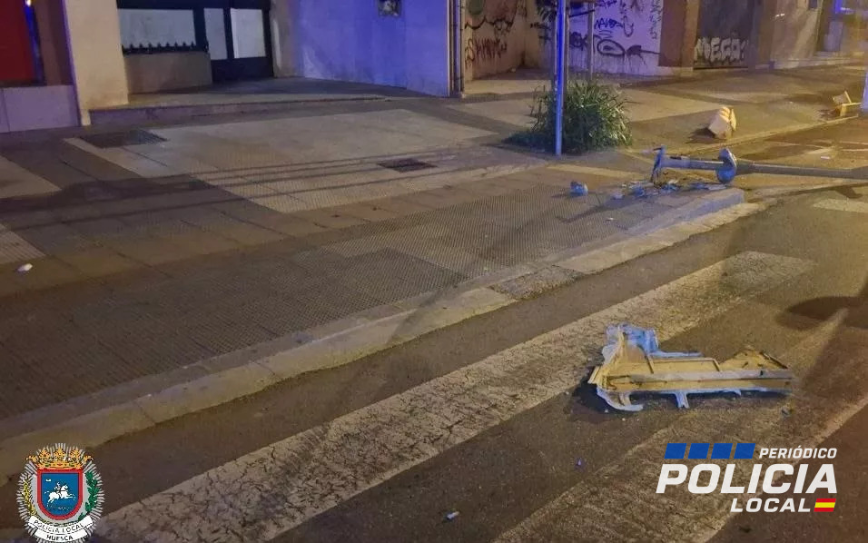 La Policía Local de Huesca detiene a un conductor tras chocar con un semáforo y dar positivo en alcohol