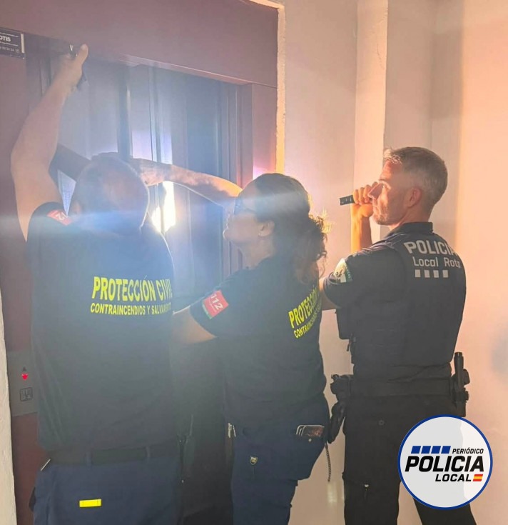 La Policía Local de Rota y Protección Civil rescatan a seis personas atrapadas en un ascensor
