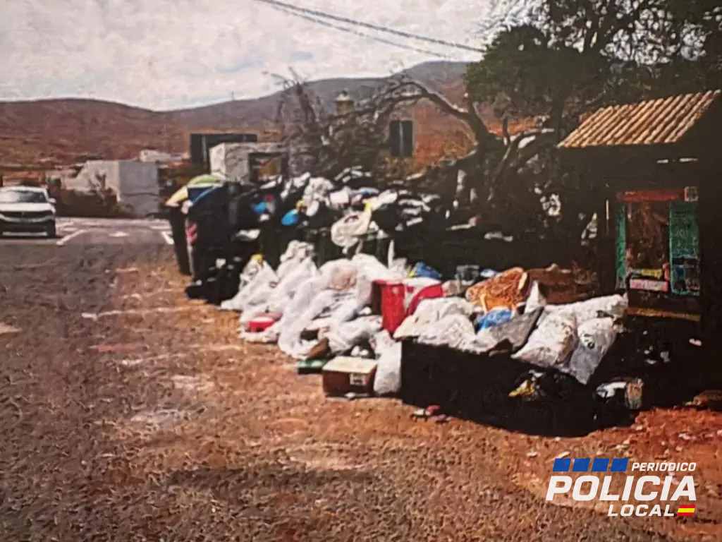 La Policía Local de Antigua investiga el hallazgo de una cabra muerta junto a un contenedor