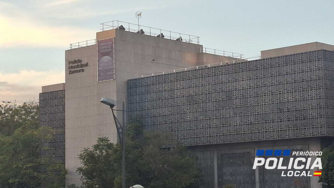 El antiguo Banco de España de Zamora ya luce el cartel de la Policía Municipal tras once años de espera