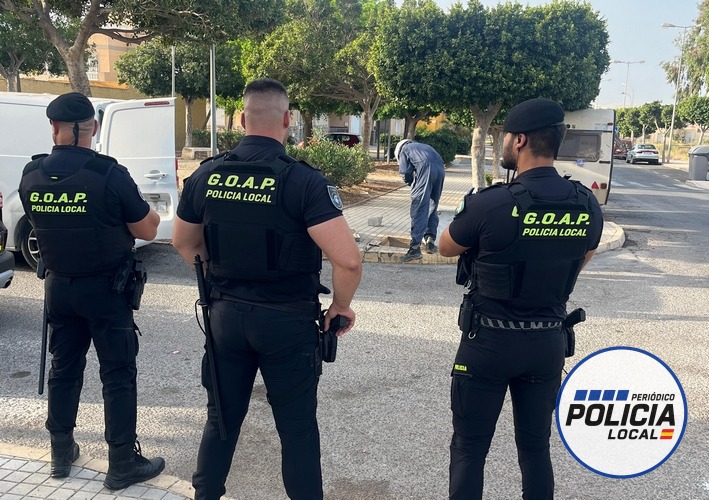 La Policía Local de El Ejido elimina 40 enganches ilegales a la red eléctrica en Santa María del Águila