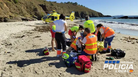 La Policía Local participa en el rescate de un bañista evacuado en helicóptero desde Sanxenxo