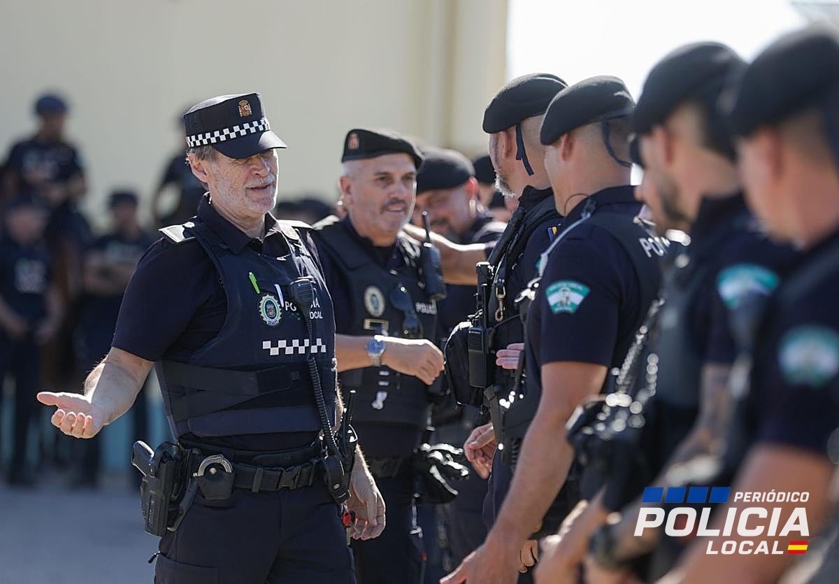 Homenaje en la Feria de Málaga a dos veteranos de la Policía Local