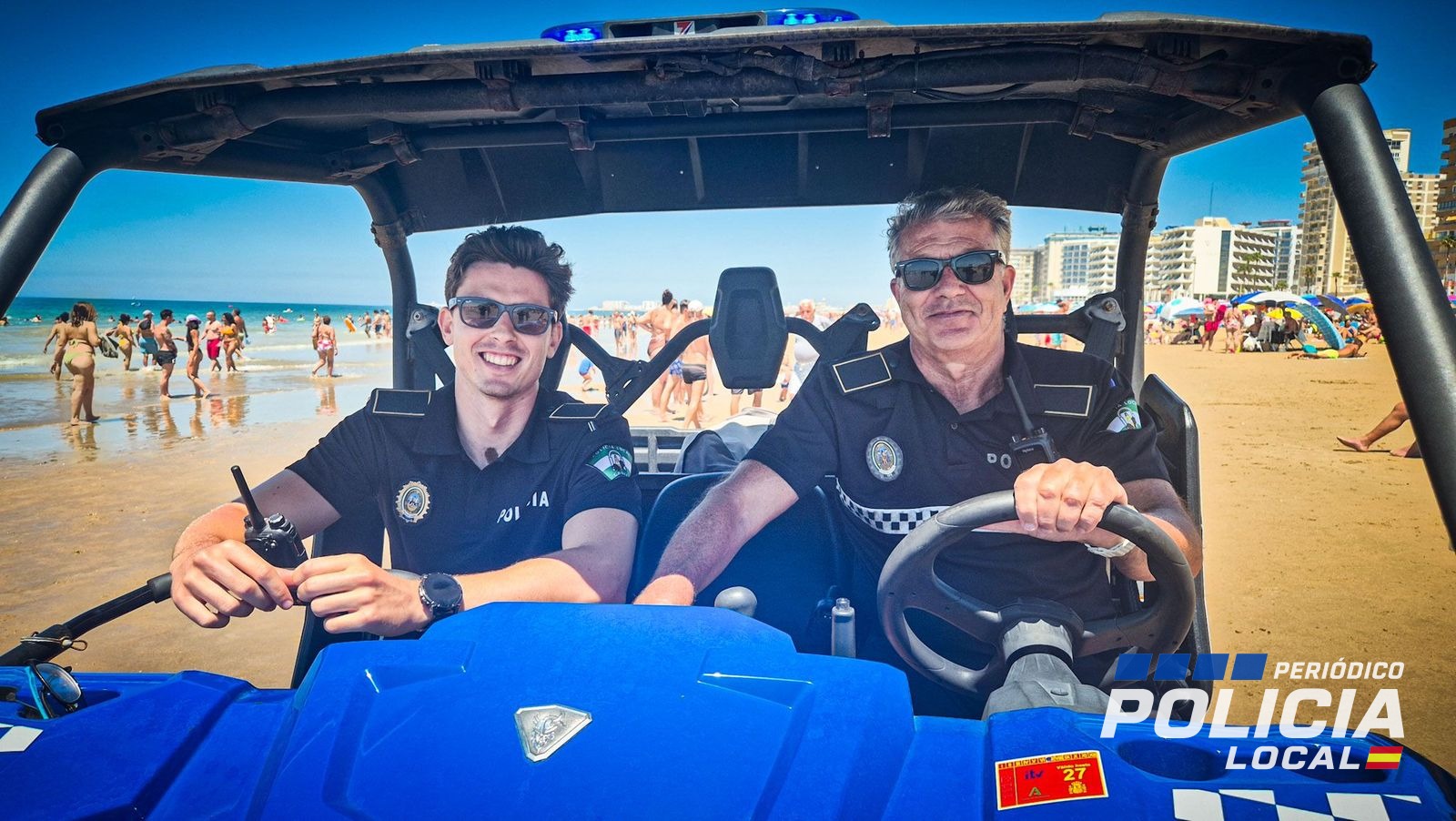 Antonio y Víctor, padre e hijo, patrullan juntos en la Policía Local de Cádiz
