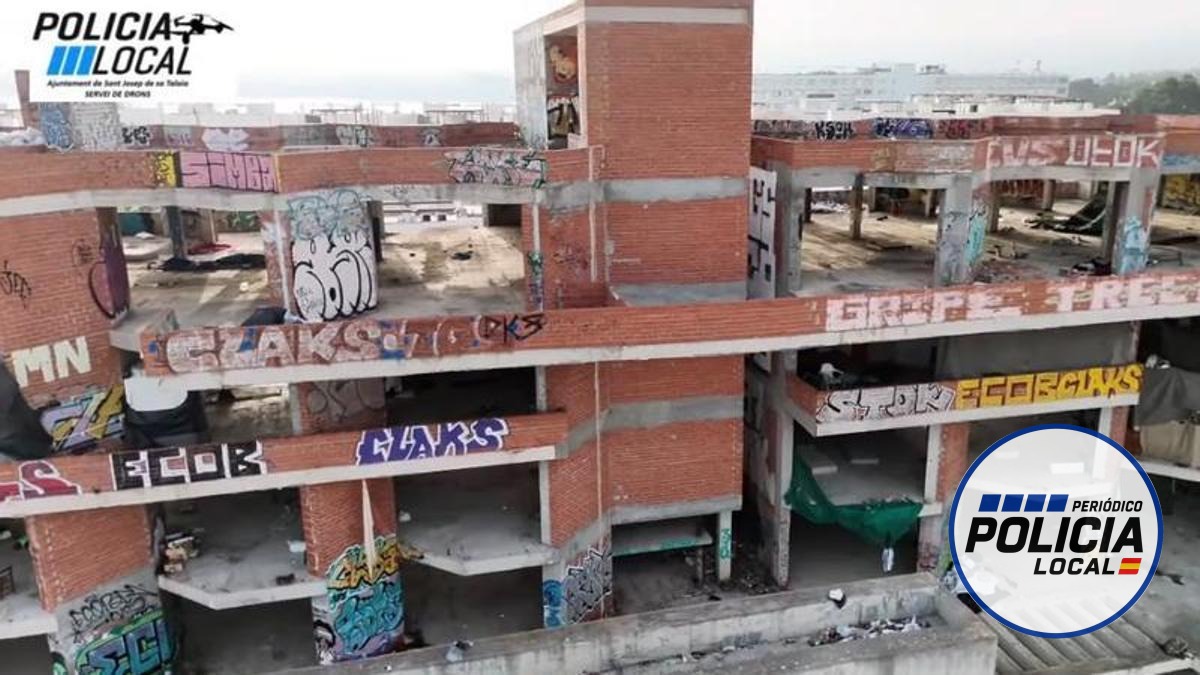 La Policía Local de Sant Josep desaloja una estructura okupada durante años en Cala de Bou