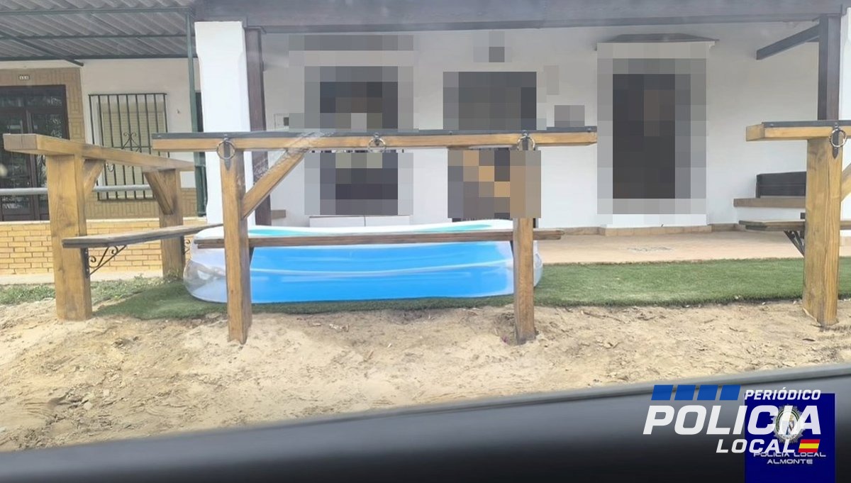La Policía Local de Almonte retira varias piscinas instaladas en la vía pública de El Rocío