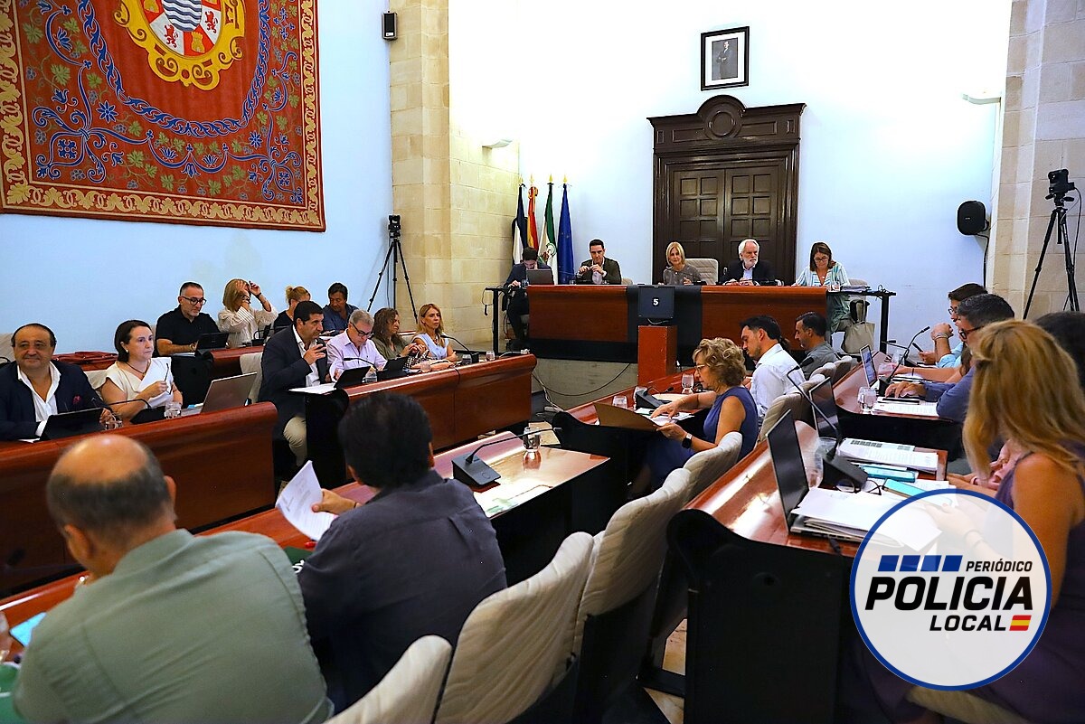El Pleno de Jerez felicita a dos policías locales por salvar una vida y detener a un infractor con orden de alejamiento