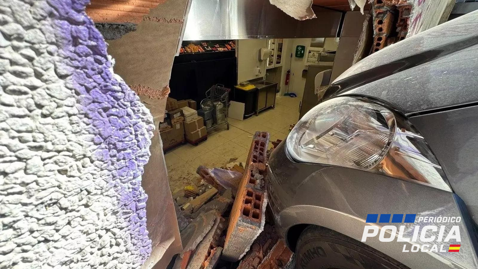 La Policía Local de Vigo interviene tras empotrarse un coche contra un supermercado