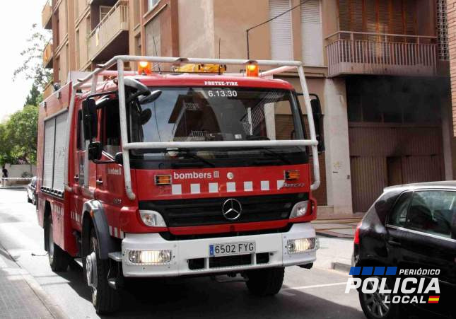 La Policía Local de Castelló d'Empúries auxilia a una conductora tras incendiarse su coche