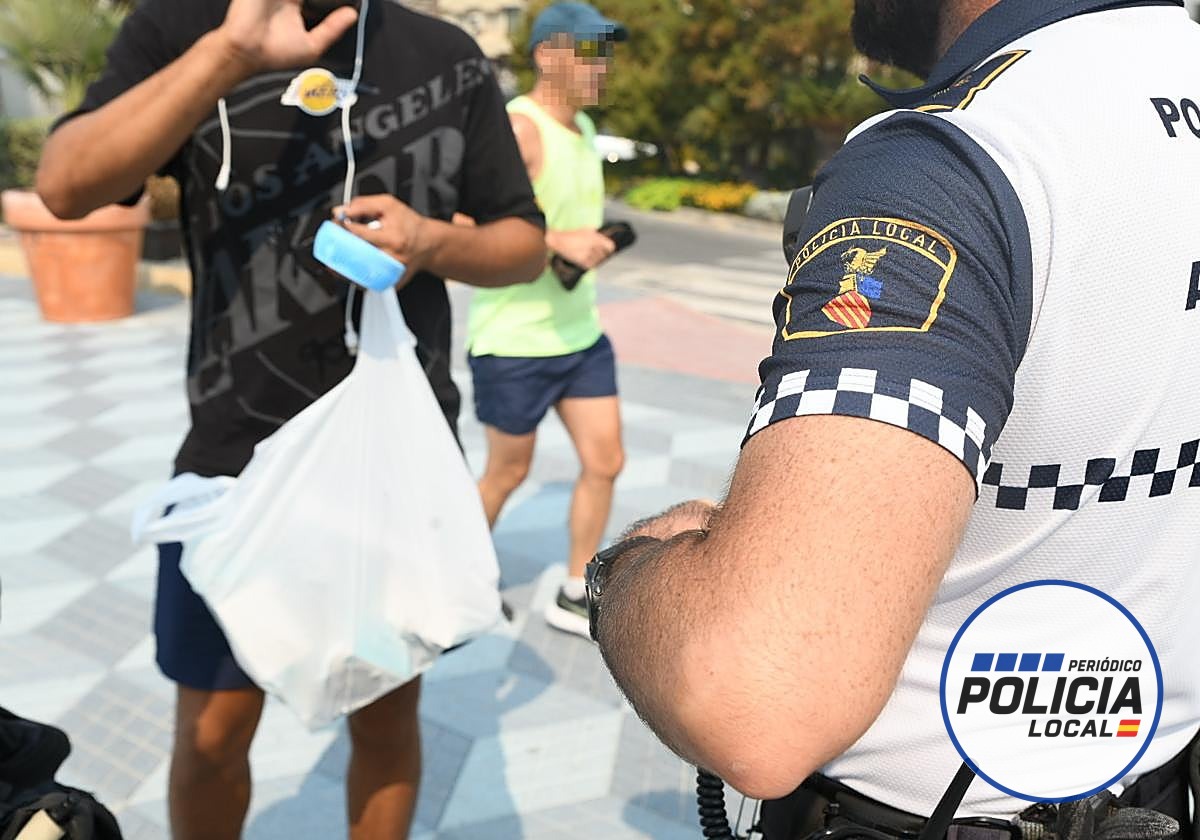 Detenido en la playa del Postiguet tras forcejear con dos agentes y propinar una patada a un policía cuando ya estaba esposado