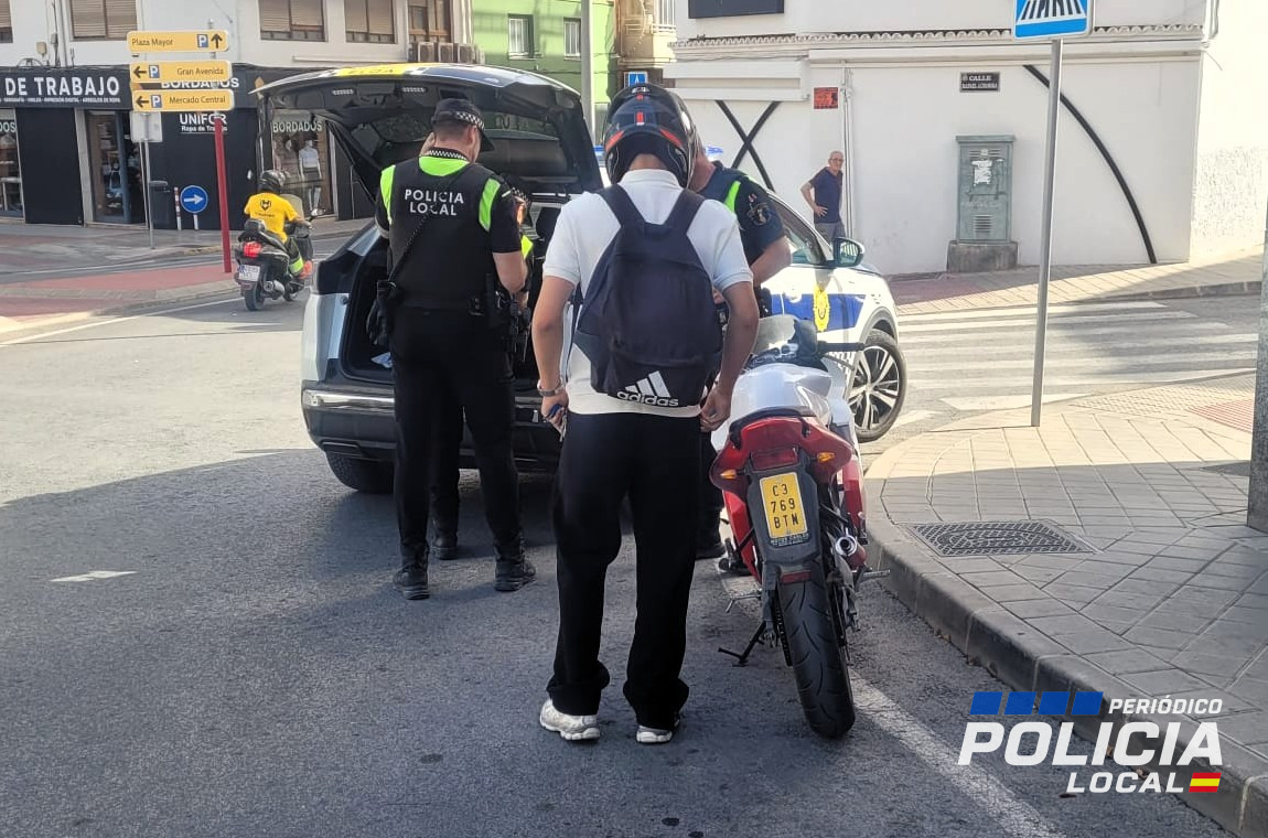 La Policía Local de Elda intensifica los controles a motos y ciclomotores para reducir el ruido y garantizar la seguridad vial