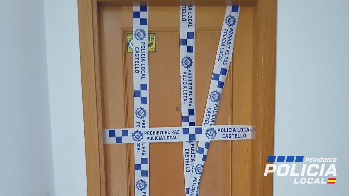 La Policía Local de Castelló logra que okupas abandonen voluntariamente un piso en la calle Arquitecto Gaudí