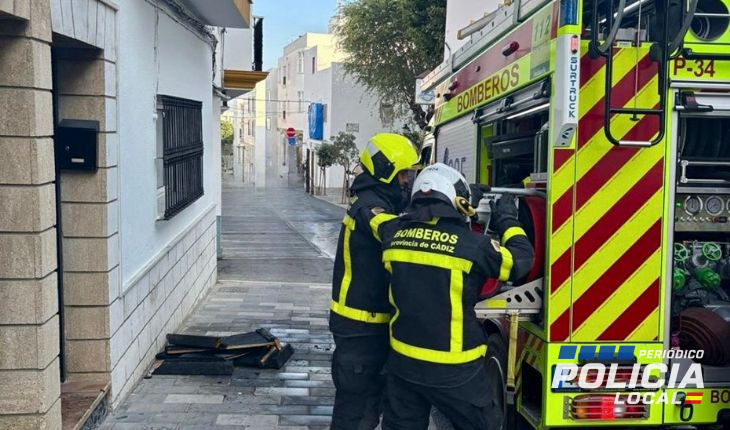La Policía Local de Algeciras interviene en un incendio que deja a tres hombres hospitalizados