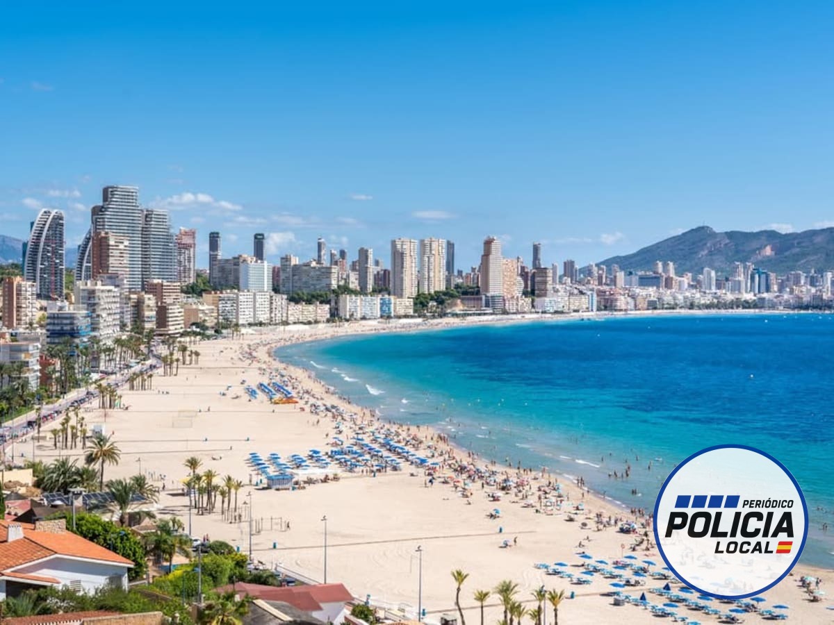 La Policía Local de Benidorm alerta sobre falsos 'hamaqueros' que cobran tiques fraudulentos