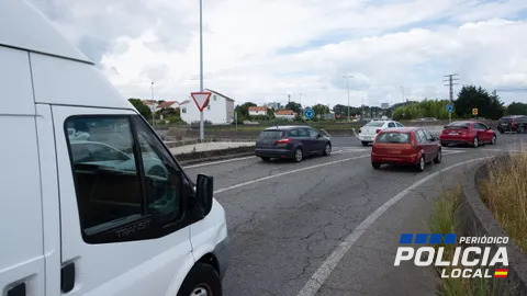 La Policía Local de Ferrol interviene tras una colisión en la rotonda de Basanta