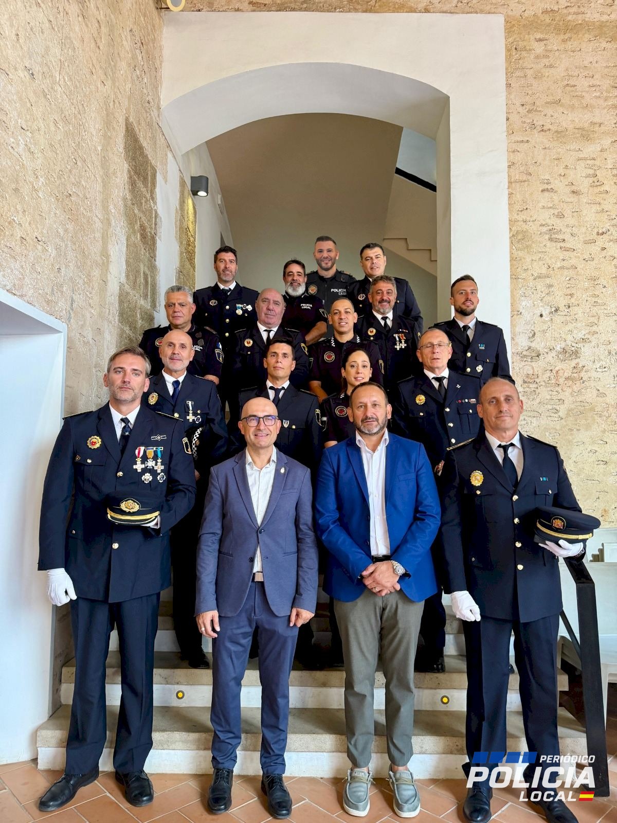 Quince agentes de la Policía Local de Alaquàs reciben la Cruz al Mérito Policial con distintivo rojo por la DANA