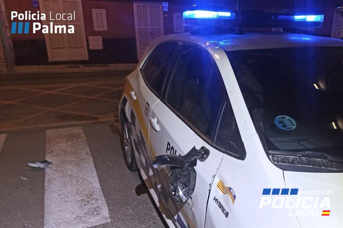 Un patinete eléctrico con dos ocupantes choca contra una patrulla de la Policía Local de Palma