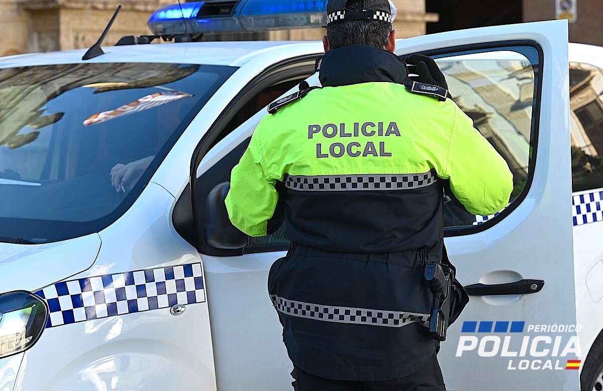 La Policía Local denuncia al conductor de un vehículo particular que transportaba cinco viajeros
